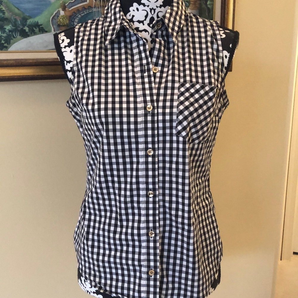 🔽🔻? Guess Classic Collared button down crisp gingham sleeveless top
